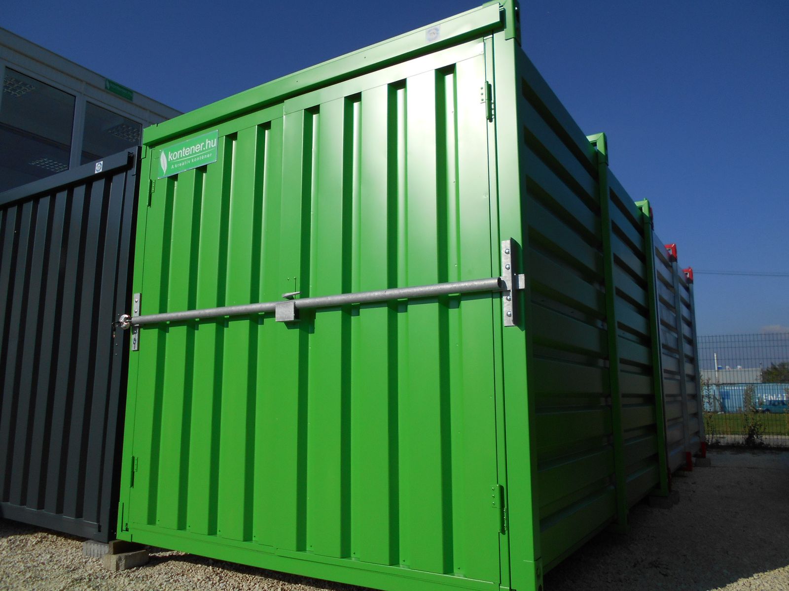 Zöld kovobel tároló konténer